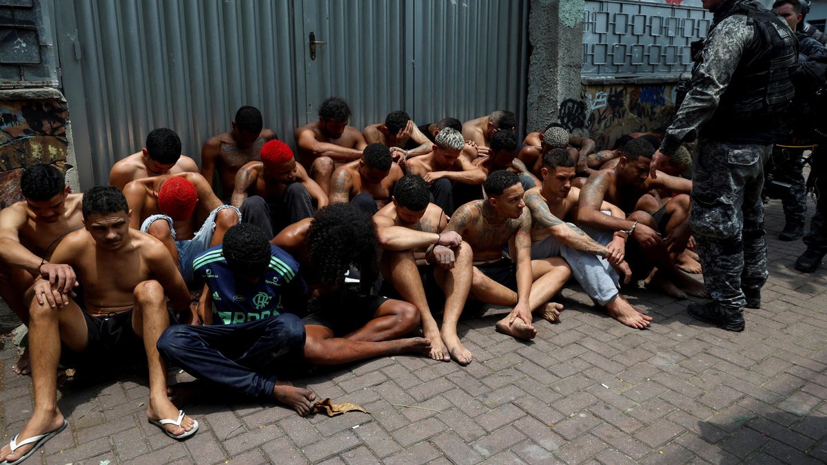 Fotky: Do favel vtrhly tisíce policistů, po razii zůstaly desítky mrtvých